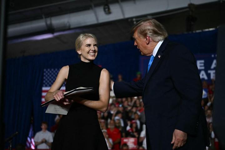Melania duymasın: Trump asistanını sahneye çağırdı, o anlar mitinge damga vurdu