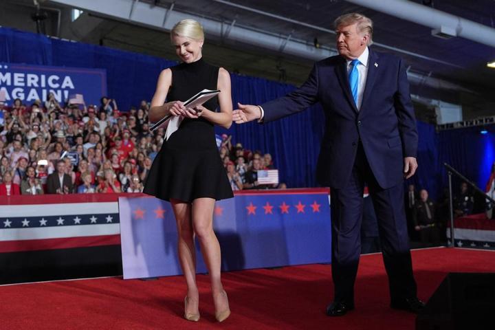 Melania duymasın: Trump asistanını sahneye çağırdı, o anlar mitinge damga vurdu
