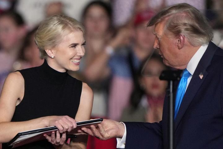 Melania duymasın: Trump asistanını sahneye çağırdı, o anlar mitinge damga vurdu