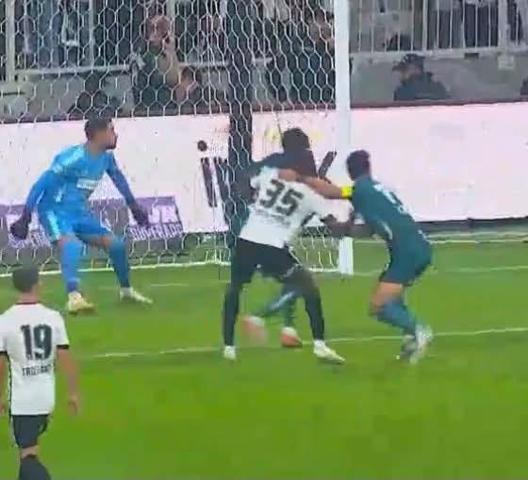 Beşiktaş - Kocaelispor maçındaki tartışmalı iki pozisyon, geceye damga vurdu Eski hakemler son noktayı koydu...