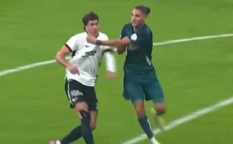 Beşiktaş - Kocaelispor maçındaki tartışmalı iki pozisyon, geceye damga vurdu Eski hakemler son noktayı koydu...