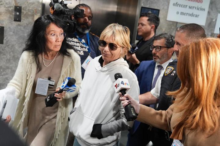Ünlü oyuncu Selma Blair, uçakta kaos çıkardı: Önce kabin görevlisini ısırdı, sonra polisi tekmeledi