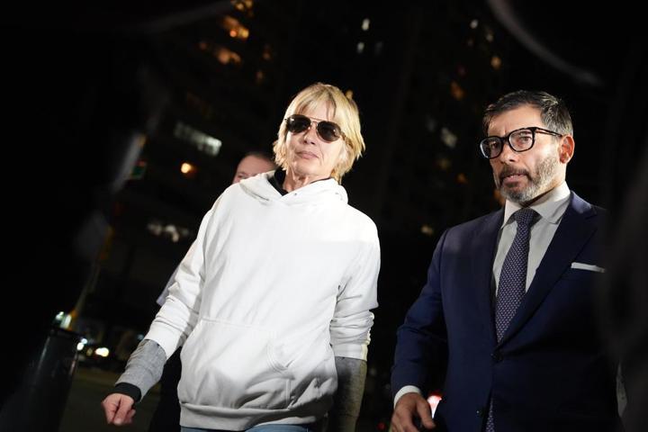 Ünlü oyuncu Selma Blair, uçakta kaos çıkardı: Önce kabin görevlisini ısırdı, sonra polisi tekmeledi