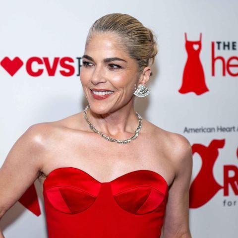 Ünlü oyuncu Selma Blair, uçakta kaos çıkardı: Önce kabin görevlisini ısırdı, sonra polisi tekmeledi
