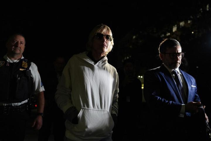 Ünlü oyuncu Selma Blair, uçakta kaos çıkardı: Önce kabin görevlisini ısırdı, sonra polisi tekmeledi