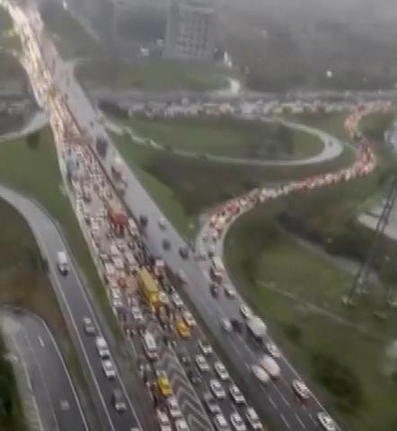 Meteoroloji uyarmıştı: Sağanak durmuyor İstanbulda hayat felç