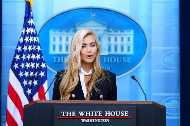 Beyaz Sarayın yeni sözcüsünden ilk toplantıda gaf: Başkanım... pardon, kocam