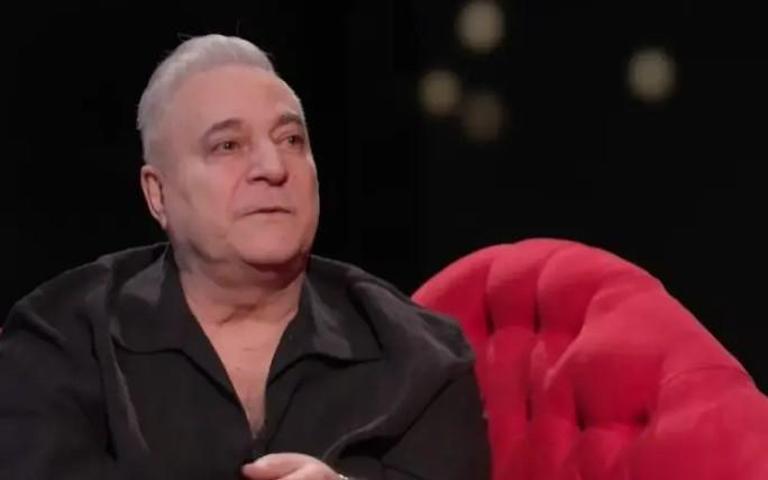 Mehmet Ali Erbil sahnede gözyaşlarına boğuldu: “Benim anne ve babam vardı ama yoktu”