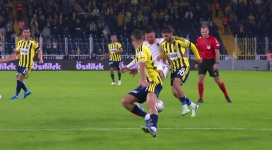 Fenerbahçenin iptal edilen golünde VARa tepki: Çok fena bir hata