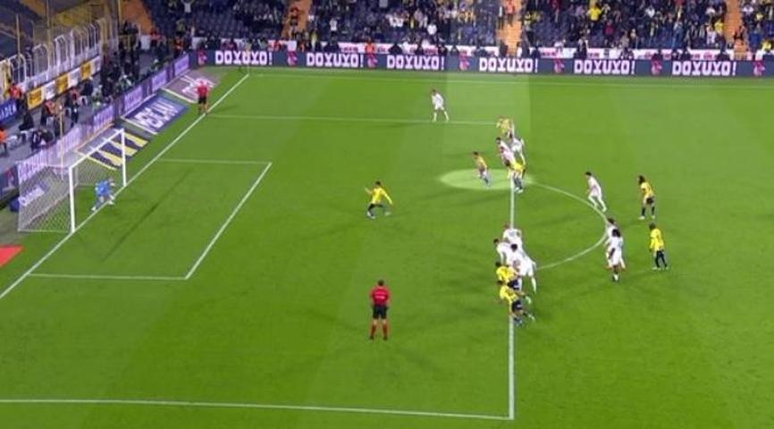 Fenerbahçenin iptal edilen golünde VARa tepki: Çok fena bir hata