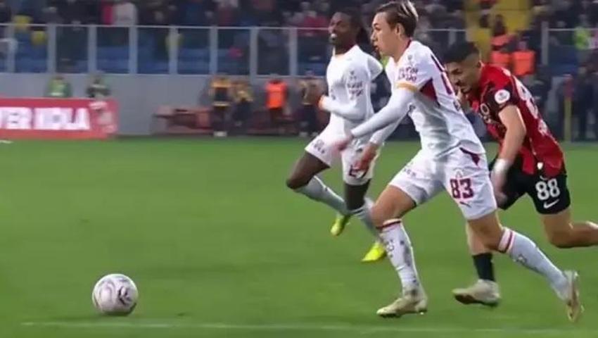 Galatasarayın yıldızına eleştiri: Artık yeter