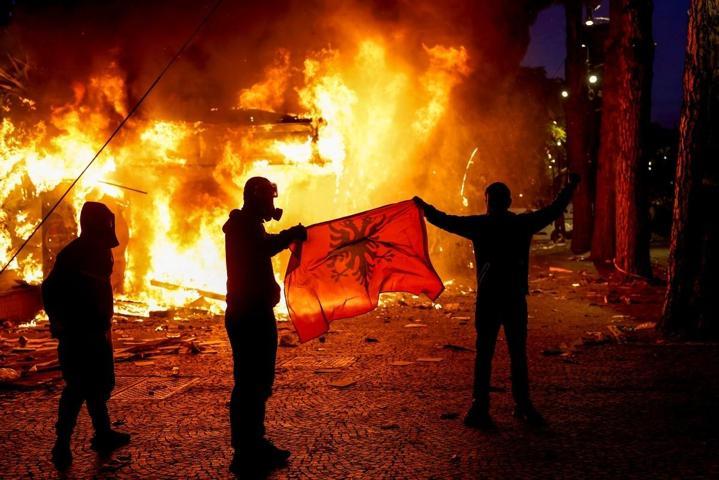 Arnavutluk’ta sokaklar alev alev Başbakan Ramadan kırmızı çizgi çıkışı...