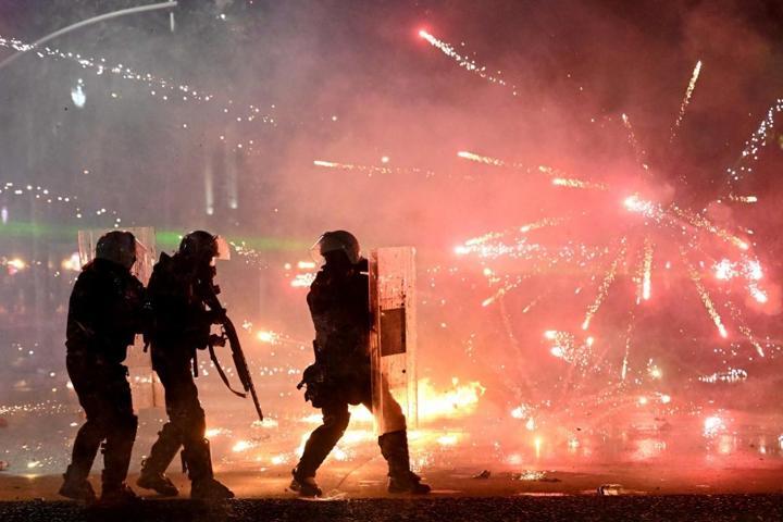 Arnavutluk’ta sokaklar alev alev Başbakan Ramadan kırmızı çizgi çıkışı...