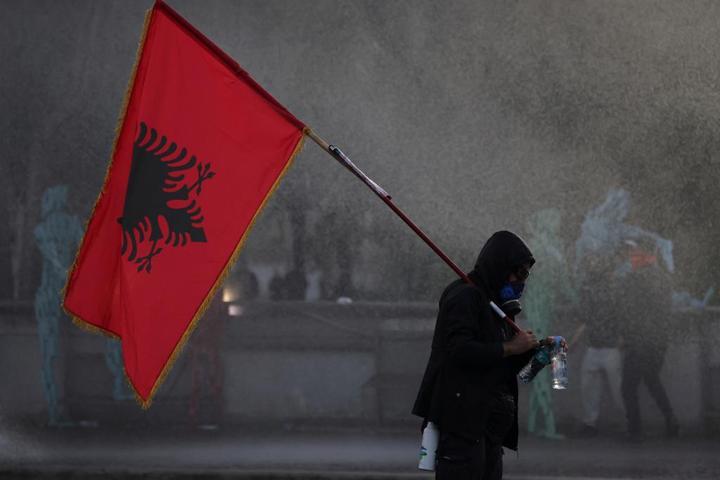 Arnavutluk’ta sokaklar alev alev Başbakan Ramadan kırmızı çizgi çıkışı...