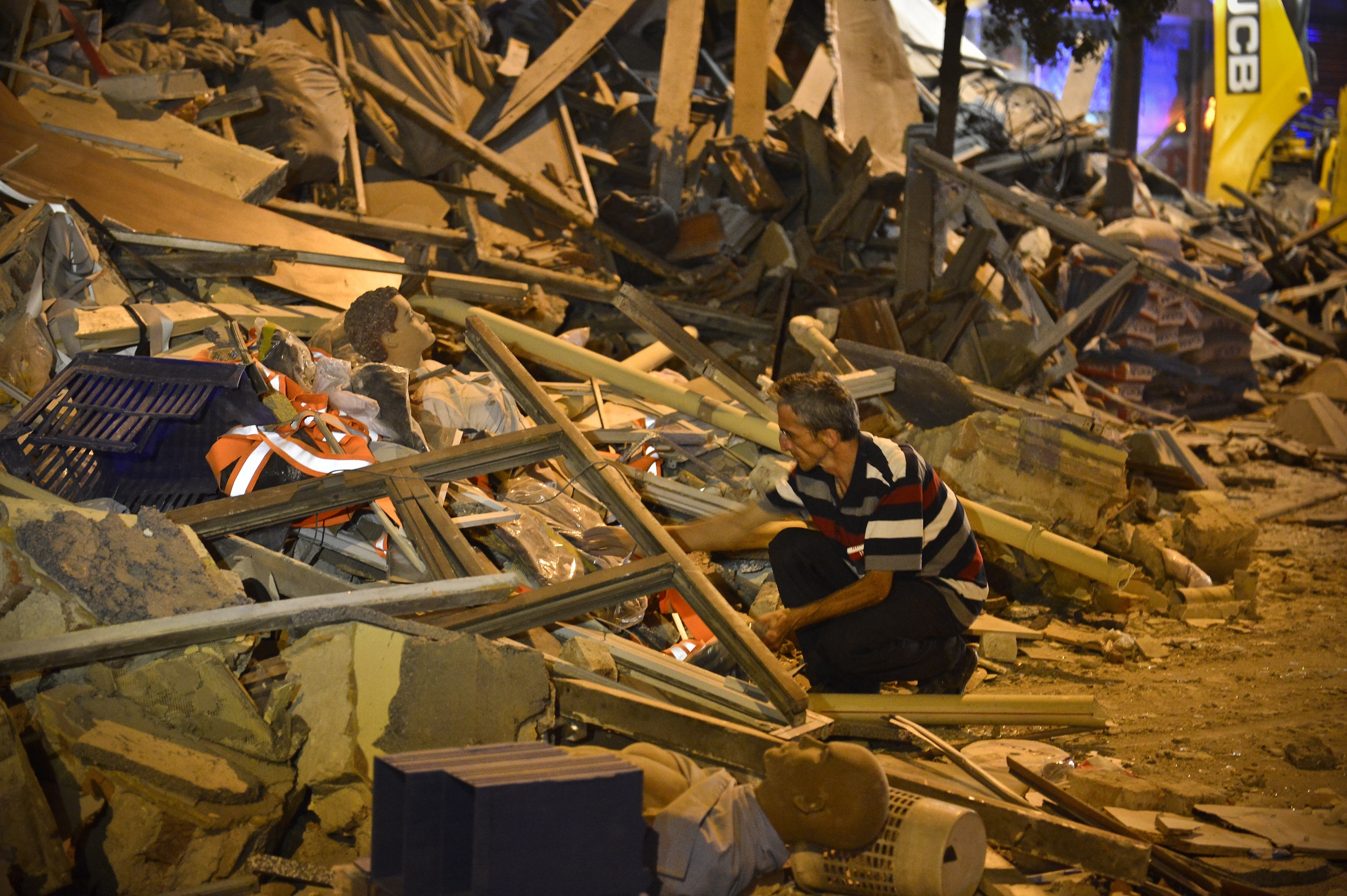 Beyoğlunda 4 katlı bina çöktü