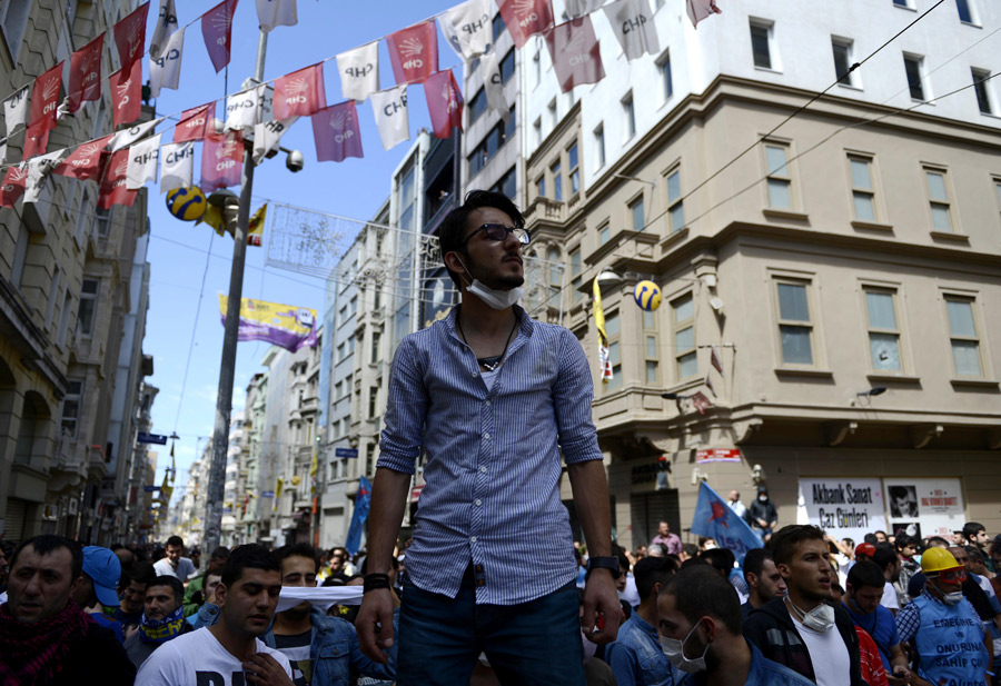 Taksimden kara dumanlar yükseliyor...