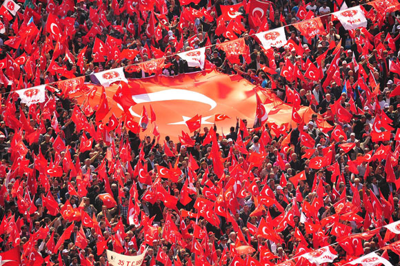 İzmirli bayrağını kaptı, meydana indi