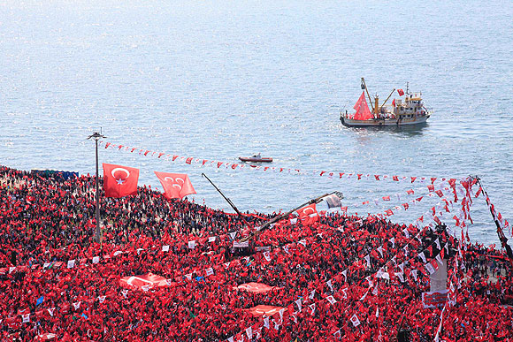 İzmirli bayrağını kaptı, meydana indi
