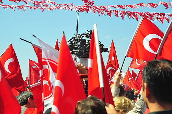 İzmirli bayrağını kaptı, meydana indi