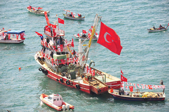 İzmirli bayrağını kaptı, meydana indi