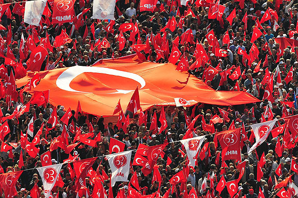 İzmirli bayrağını kaptı, meydana indi