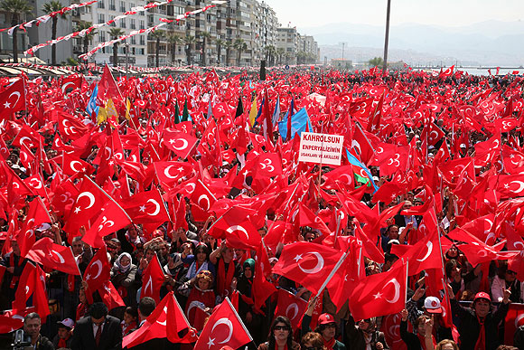 İzmirli bayrağını kaptı, meydana indi