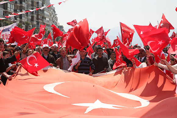 İzmirli bayrağını kaptı, meydana indi