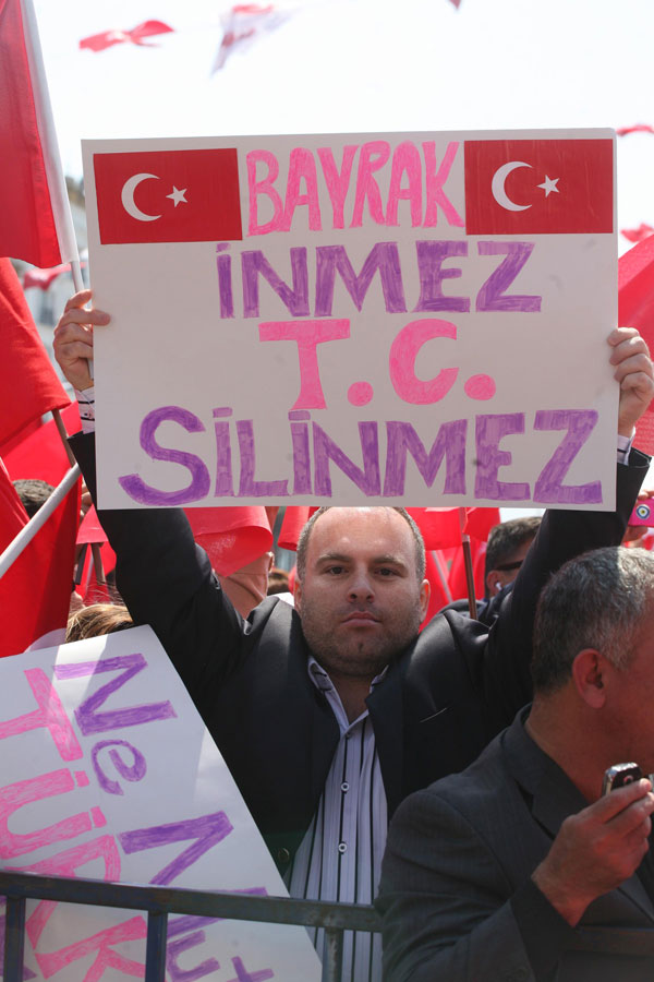 İzmirli bayrağını kaptı, meydana indi