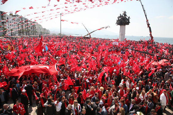 İzmirli bayrağını kaptı, meydana indi