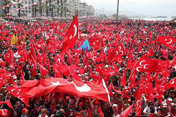 İzmirli bayrağını kaptı, meydana indi