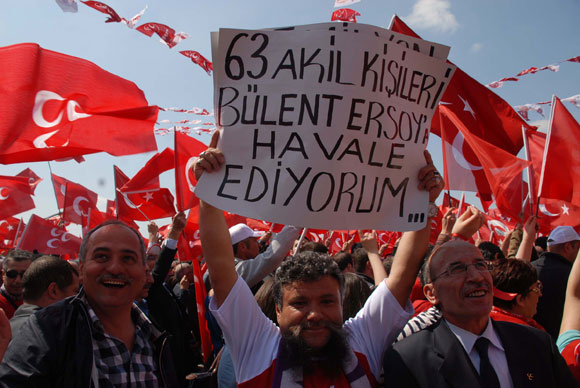 İzmirli bayrağını kaptı, meydana indi