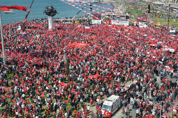 İzmirli bayrağını kaptı, meydana indi