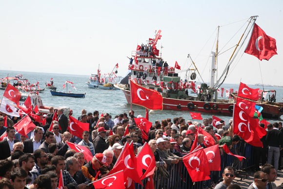 İzmirli bayrağını kaptı, meydana indi