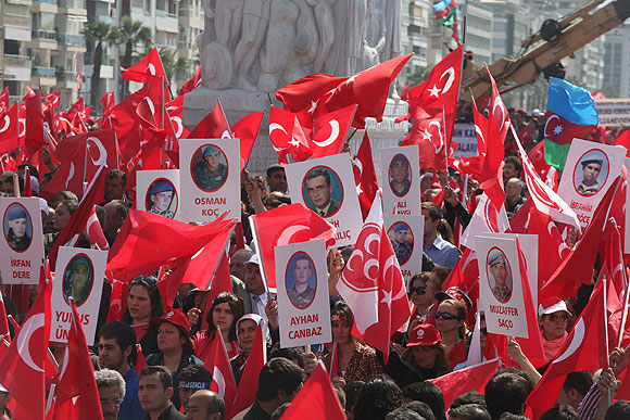 İzmirli bayrağını kaptı, meydana indi