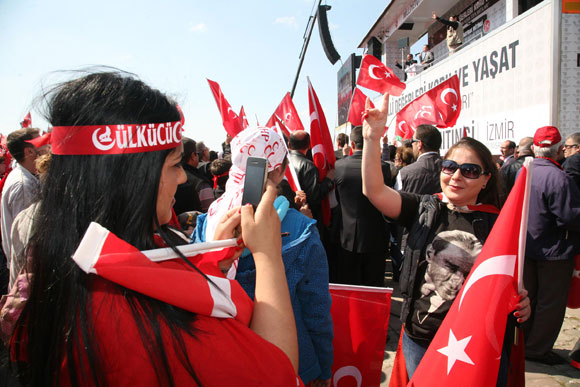 İzmirli bayrağını kaptı, meydana indi