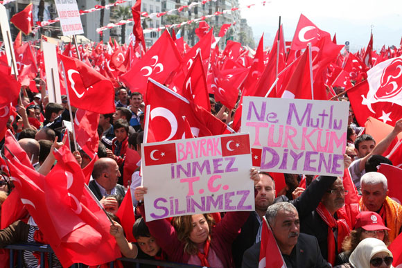 İzmirli bayrağını kaptı, meydana indi