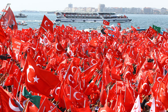 İzmirli bayrağını kaptı, meydana indi