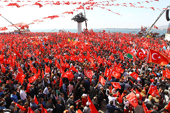İzmirli bayrağını kaptı, meydana indi