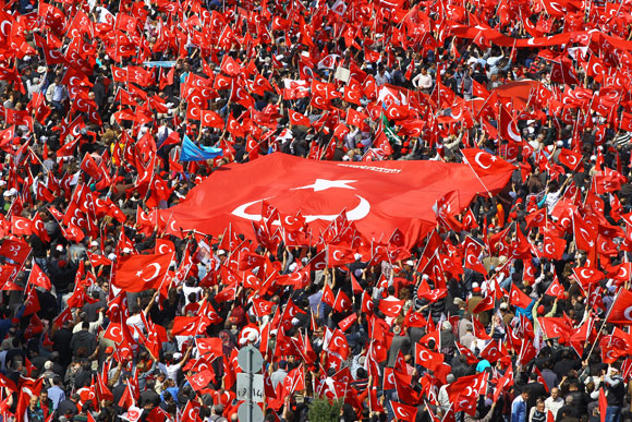 İzmirli bayrağını kaptı, meydana indi