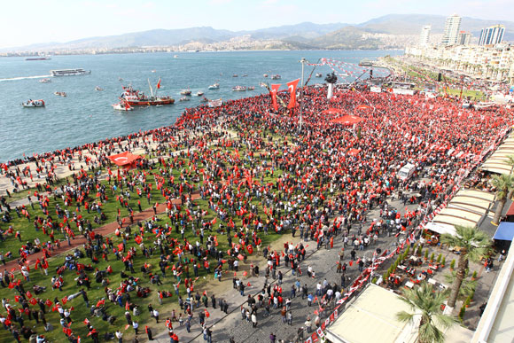 İzmirli bayrağını kaptı, meydana indi