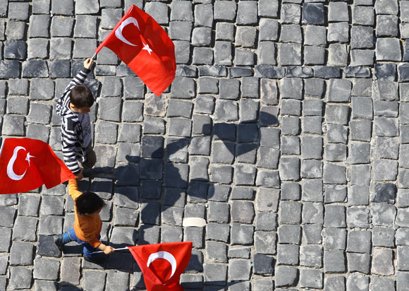 İzmirli bayrağını kaptı, meydana indi