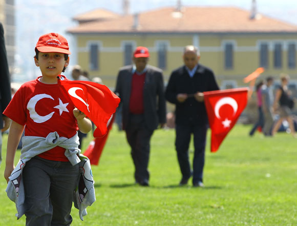 İzmirli bayrağını kaptı, meydana indi