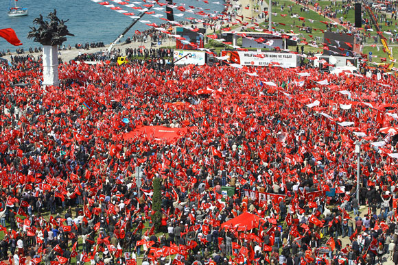 İzmirli bayrağını kaptı, meydana indi