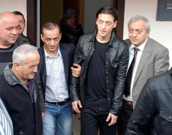 Mesut Özil dedesinin mezarını ziyaret etti