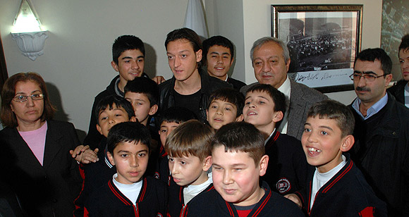 Mesut Özil dedesinin mezarını ziyaret etti