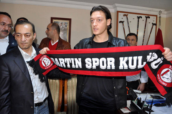 Mesut Özil dedesinin mezarını ziyaret etti