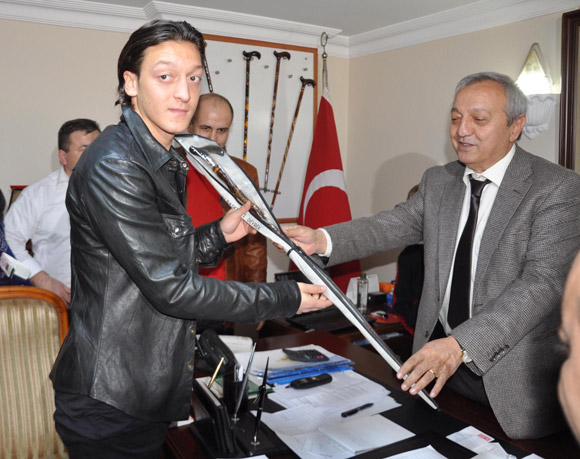 Mesut Özil dedesinin mezarını ziyaret etti