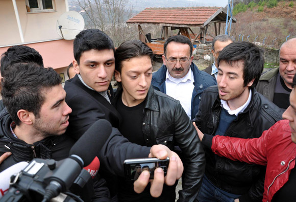 Mesut Özil dedesinin mezarını ziyaret etti