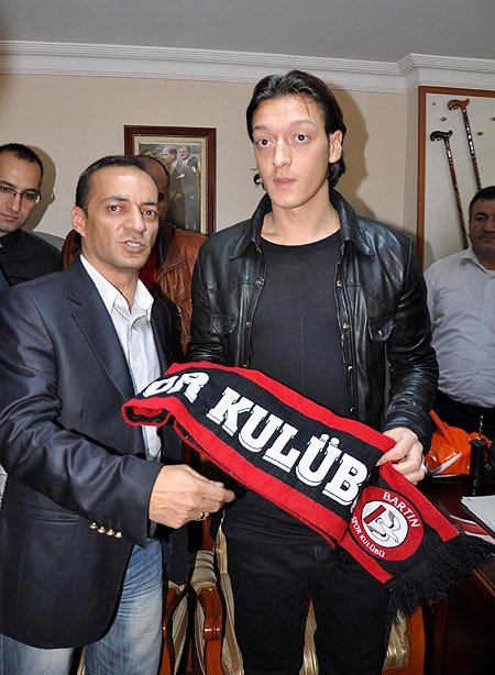 Mesut Özil dedesinin mezarını ziyaret etti
