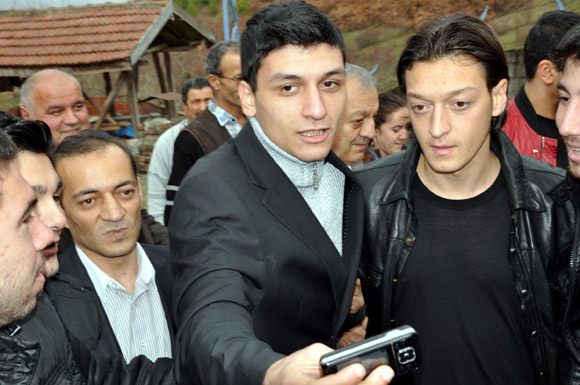 Mesut Özil dedesinin mezarını ziyaret etti